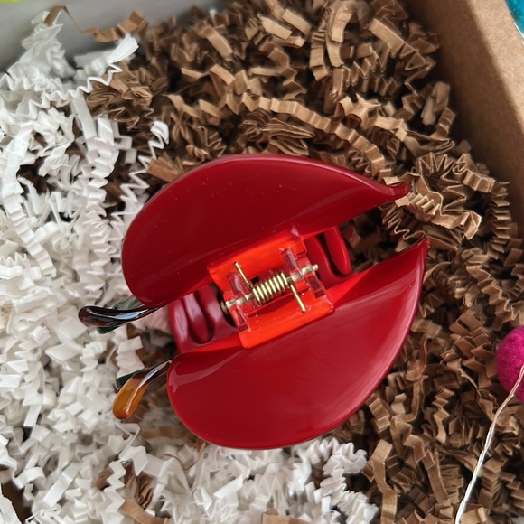 New Apple Hair Clip - Picture 3 of 4